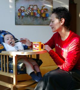 17-10-2003;SHOWBIZZ;ROB FRUITHOF MET ZOON LEON IN LAREN.ZIJN VROUW ELINA VOERT HUN ZOON LEON
FOTO; ALBERT DEN ISEGER