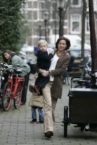04-02-2005 KONINKLIJK HUIS; MARILENE GAAT OP HAAR VERJAARDAG BOODSCHAPPEN DOEN MET HAAR KINDEREN.
FOTO; ALBERT DEN ISEGER.