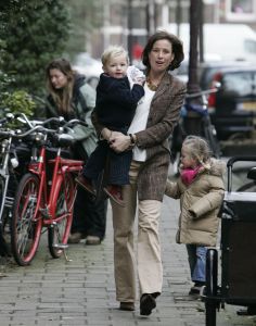04-02-2005 KONINKLIJK HUIS; MARILENE GAAT OP HAAR VERJAARDAG BOODSCHAPPEN DOEN MET HAAR KINDEREN.
FOTO; ALBERT DEN ISEGER.
