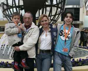 25-03-2005 SHOWBIZZ; VIP DAG IN WALIBI WORLD TE BIDDINGHUIZEN. VELE BN ers WAREN AANWEZIG OP DE OPENINGSDAG VAN HET VERNIEUWDE WALIBI WORLD. MARISKA V KOLCK EN VADER EN HALF BROERTJE 
FOTO\'S ALBERT DEN ISEGER