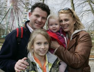 25-03-2005 SHOWBIZZ; VIP DAG IN WALIBI WORLD TE BIDDINGHUIZEN. VELE BN ers WAREN AANWEZIG OP DE OPENINGSDAG VAN HET VERNIEUWDE WALIBI WORLD.MARY LOU STENIS EN HAAR MAN EN KINDEREN
FOTO\'S ALBERT DEN ISEGER