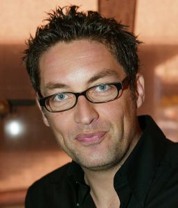 17-04-2002 SHOWBIZZ; MATTHIAS SCHOLTEN OPENT THE BAR IN ROTTERDAM.
FOTO; ALBERT DEN ISEGER