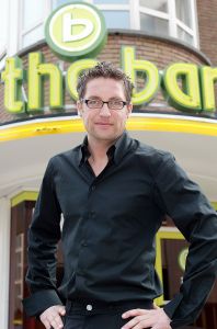 17-04-2002 SHOWBIZZ; MATTHIAS SCHOLTEN OPENT THE BAR IN ROTTERDAM.
FOTO; ALBERT DEN ISEGER