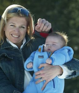 17-03-2004 KONINKLIJK HUIS: ALEX-AMALIA-MAXIMA OP VAKANTIE IN LECH OOSTENRIJK.Voor Amalia de eerste keer in de sneeuw in Lech.
foto: Albert den Iseger
