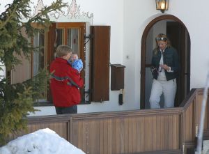 17-03-2004 KONINKLIJK HUIS: ALEX-AMALIA-MAXIMA OP VAKANTIE IN LECH OOSTENRIJK.Voor Amalia de eerste keer in de sneeuw in Lech.
foto: Albert den Iseger