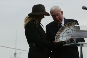 06-02-2003 KONINKLIJK HUIS: MAXIMA DOOPT SCHIP IN ROTTERDAM MET DE NAAM  PRINS WILLEM ALEXANDER.
FORO;ALBERT DEN ISEGER