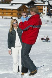 17-03-2004 KONINKLIJK HUIS: ALEX-AMALIA-MAXIMA OP VAKANTIE IN LECH OOSTENRIJK.Voor Amalia de eerste keer in de sneeuw in Lech.
foto: Albert den Iseger