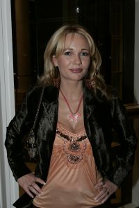 12-03-2005 SHOWBIZZ; MART VISSER HAUTECOUTURE  COLLECTIE ZOMER 2005 SHOW IN HET HILTON AMSTERDAM. VROUW VAN REGI BLINKER
FOTO; ALBERT DEN ISEGER