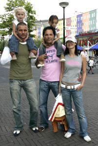 15-08-2004 SHOWBIZZ; FILMPREMIERE GARFIELD TE AMSTERDAM. Tal van bekende nederlanders en hun kindren kwamen naar de film Garfield. Mike en Jennifer
FOTO; ALBERTDEN ISEGER.