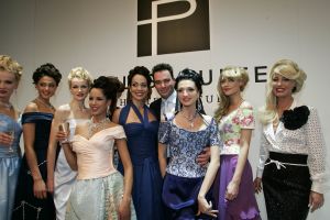 13-03-2005 SHOWBIZZ; PAUL SCHULTEN HAUTE COUTURE ZOMER COLLECTIE SHOW 2005 IN OKURA AMSTERDAM.
FOTO; ALBERT DEN ISEGER