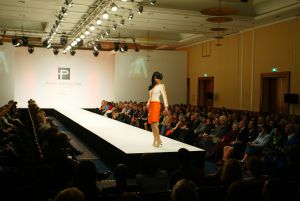13-03-2005 SHOWBIZZ; PAUL SCHULTEN HAUTE COUTURE ZOMER COLLECTIE SHOW 2005 IN OKURA AMSTERDAM.
FOTO; ALBERT DEN ISEGER