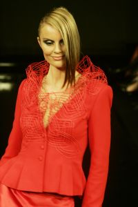 12-03-2005 SHOWBIZZ; MART VISSER HAUTECOUTURE  COLLECTIE ZOMER 2005 SHOW IN HET HILTON AMSTERDAM. 
FOTO; ALBERT DEN ISEGER