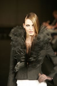 12-03-2005 SHOWBIZZ; MART VISSER HAUTECOUTURE  COLLECTIE ZOMER 2005 SHOW IN HET HILTON AMSTERDAM. 
FOTO; ALBERT DEN ISEGER