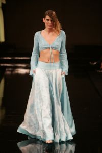 12-03-2005 SHOWBIZZ; MART VISSER HAUTECOUTURE  COLLECTIE ZOMER 2005 SHOW IN HET HILTON AMSTERDAM. 
FOTO; ALBERT DEN ISEGER