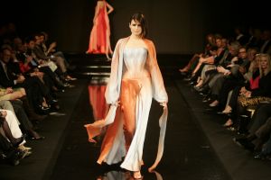 12-03-2005 SHOWBIZZ; MART VISSER HAUTECOUTURE  COLLECTIE ZOMER 2005 SHOW IN HET HILTON AMSTERDAM. 
FOTO; ALBERT DEN ISEGER