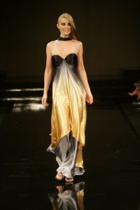 12-03-2005 SHOWBIZZ; MART VISSER HAUTECOUTURE  COLLECTIE ZOMER 2005 SHOW IN HET HILTON AMSTERDAM. 
FOTO; ALBERT DEN ISEGER
