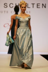 13-03-2005 SHOWBIZZ; PAUL SCHULTEN HAUTE COUTURE ZOMER COLLECTIE SHOW 2005 IN OKURA AMSTERDAM.
FOTO; ALBERT DEN ISEGER