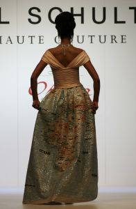 13-03-2005 SHOWBIZZ; PAUL SCHULTEN HAUTE COUTURE ZOMER COLLECTIE SHOW 2005 IN OKURA AMSTERDAM.
FOTO; ALBERT DEN ISEGER