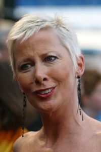 05-04-2004 SHOWBIZZ; PREMIERE VAN MUSICAL LION KING TE SCHEVENINGEN. MONIQUE DE BOUVRIE 
FOTO; ALBERT DEN ISEGER.