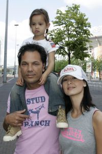 15-08-2004 SHOWBIZZ; FILMPREMIERE GARFIELD TE AMSTERDAM. Tal van bekende nederlanders en hun kindren kwamen naar de film Garfield. Jennifer en Mike 
FOTO; ALBERTDEN ISEGER.
