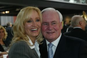06-02-2001 ACTUEEL;OPENING VAN AUTO RAI AMSTERDAM.VIP AVOND.NATASCHA FROGER EN DHR HUUB VAN DER COOLWIJK DIRECTEUR MERCEDES NED.
FOTO;ALBERT DEN ISEGER