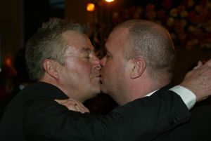 05-04-2004 SHOWBIZZ; PREMIERE VAN MUSICAL LION KING TE SCHEVENINGEN. BARRY STEVENS EN PAUL DE LEEUW
FOTO; ALBERT DEN ISEGER.