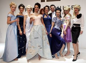 13-03-2005 SHOWBIZZ; PAUL SCHULTEN HAUTE COUTURE ZOMER COLLECTIE SHOW 2005 IN OKURA AMSTERDAM. PAUL SCHULTEN MET ZIJN MODELLEN
FOTO; ALBERT DEN ISEGER