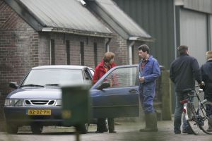 20-03-2005 SHOWBIZZ; BOER ZOEKT VROUW PROGRAMMA VAN DE KRO EN YVONNE JASPERS.BOER PETER VERZWEEG ZIJN AL EERDERE VRIENDIN, PAPARAZZI FOTO S BEWEZEN HET TEGENDEEL.BOER PETER MET V RIENDIN BIJ ZIJN AUTO
FOTO\'; ALBERT DEN ISEGER