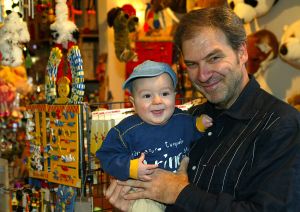 17-10-2003;SHOWBIZZ;ROB FRUITHOF MET ZOON LEON IN LAREN.
FOTO; ALBERT DEN ISEGER