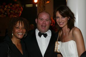05-04-2004 SHOWBIZZ; PREMIERE VAN MUSICAL LION KING TE SCHEVENINGEN. RUTH JACOTT-PAUL DE LEEUW-IRENE VAN DER LAAR
FOTO; ALBERT DEN ISEGER.