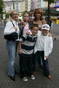 15-08-2004 SHOWBIZZ; FILMPREMIERE GARFIELD TE AMSTERDAM. Tal van bekende nederlanders en hun kindren kwamen naar de film Garfield. Rachel Hazes, Dre en Roxanne
FOTO; ALBERTDEN ISEGER.