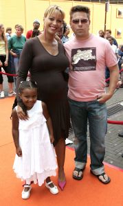 15-08-2004 SHOWBIZZ; FILMPREMIERE GARFIELD TE AMSTERDAM. Tal van bekende nederlanders en hun kindren kwamen naar de film Garfield. SONJA SILVA EN HAAR MAN
FOTO; ALBERTDEN ISEGER.