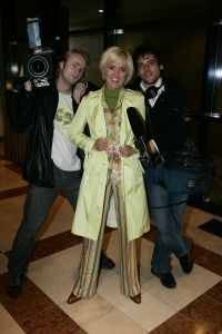 13-03-2005 SHOWBIZZ; PAUL SCHULTEN HAUTE COUTURE ZOMER COLLECTIE SHOW 2005 IN OKURA AMSTERDAM. suze mens en filmploeg
FOTO; ALBERT DEN ISEGER