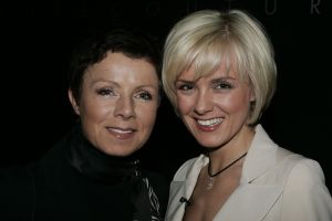 12-03-2005 SHOWBIZZ; MART VISSER HAUTECOUTURE  COLLECTIE ZOMER 2005 SHOW IN HET HILTON AMSTERDAM. SUZE MENS EN MOEDER
FOTO; ALBERT DEN ISEGER