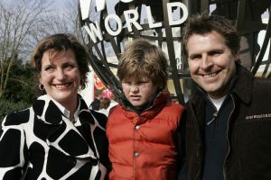 25-03-2005 SHOWBIZZ; VIP DAG IN WALIBI WORLD TE BIDDINGHUIZEN. VELE BN ers WAREN AANWEZIG OP DE OPENINGSDAG VAN HET VERNIEUWDE WALIBI WORLD TOINE VAN PEPERSTRATEN EN GEZIN
FOTO\'S ALBERT DEN ISEGER