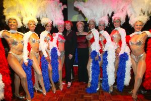 01-10-2003 SHOWBIZZ; WAR CHILD GALA TE SCHEVENINGEN IN RESTAURANT LA GALLERIA.FOTO VIOLA HOLT EN VRIENDIN HANNA HAKZE EN  DANCERS
FOTO; ALBERT DEN ISEGER