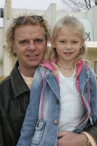25-03-2005 SHOWBIZZ; VIP DAG IN WALIBI WORLD TE BIDDINGHUIZEN. VELE BN ers WAREN AANWEZIG OP DE OPENINGSDAG VAN HET VERNIEUWDE WALIBI WORLD.WINO OMTZIGT EN DOCHTER ROMY
FOTO\'S ALBERT DEN ISEGER