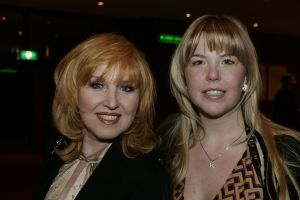 13-03-2005 SHOWBIZZ; PAUL SCHULTEN HAUTE COUTURE ZOMER COLLECTIE SHOW 2005 IN OKURA AMSTERDAM. IVONNE KEELEY EN DOCHTER
FOTO; ALBERT DEN ISEGER