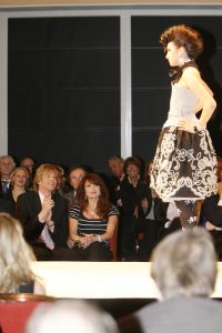 13-03-2006 SHOWBIZZ; ADAM CURRY EN PATRICIA PAAY OOK AANWEZIG OP MODESHOW PAUL SCHULTEN. Omdat hun dochter Christina als gast model meeliep in de voorjaarsshow van Paul Schulten waren Adam en Patricia een weekendje over vanuit Guildford Engeland om hun dochter op de catwalk te zien. Aardig tegen de aanwezige pers waren zij echter niet. Na de modeshow verdwenen zij via de achterdeur het statige Okura hotel om via de voordeur het Amstelhotel te betreden. De aanwezige pers stond helaas voor niets op Curry en Paay te wachten en de vele vragen bleven allemaal onbeantwoord. Adam had wel een extra vinger over voor de fotograaf tijdens de modeshow. 
foto: Albert den Iseger.