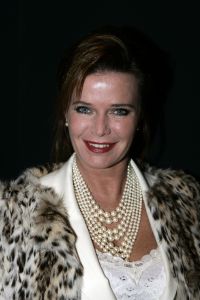 04-03-2006 SHOWBIZZ; MART VISSER KONDIGDE DE LENTE AAN IN HET AMSTERDAMSE HILTON.Onder luide muziek toonden zijn modellen veel zwartwitcombinaties al dan niet afgewisseld met pastels, blauw en rose. Vele bekenden waren weer aanwezig oa. Tooske en Bastiaan Ragas- Cees Dam- Froukje de Both- Leatitia Griffith- Jan en Babette Cremer-Bridget Maasland-Christine Kroonenberg-Tonny Thunnessen en vele anderen. 
foto: Albert den Iseger.