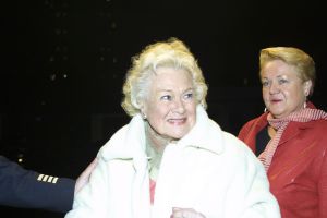 18-02-2002 SHOWBIZZ; VANDAAG WERD ANNIE DE REUVER 85 JAAR DUS FEEST IN ROTTERDAM. Annie de Reuver was vandaag jarig en werd 85 dus was er een feestje op een rondvaartboot in de haven van Rotterdam. Vele college waren aanwezig o.a. Hans Boskamp-Corry van Gorp-Bassie en Adriaan-Herman Emmink-Jacques Herb en nog vele andere Rotterdamse bekenden.
foto: Albert den Iseger