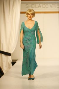 18-03-2006 SHOWBIZZ: SHEILA DE VRIES PRESENTEERDE VANDAAG HAAR VOORJAARSCOLLECTIE. In het veilingshuis van Christies te Amsterdam presenteerde Sheila de Vries haar voorjaarscollectie 2006 geinspireerd op de Doris Day tijd. En heel vrolijke show vol met slyle verrassingen in de kleurige mode van Sheila. Ook deze show werd weer bezocht door tal van bekenden uit de showbizzvijver van Nederland.
foto: Albert den Iseger.