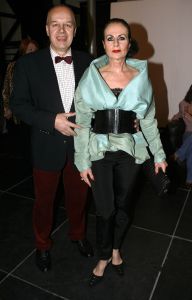 08-03-2006 SHOWBIZZ; MONIQUE COLLIGNON SHOWT HAAR ZOMERCOLLECTIE IN ART GALLERY TAETS TE ZAANDAM. Het regende, het stormde maar binnen was het meer dan lente. Monique en haar team verzorgde een prachtige zomerse modeshow in een bijzondere lokatie.Er waren vele bekenden gasten die onder het genot van een heerlijke champagne en sushi genoten van de meest uiteenlopende zomer creaties van Monique Collignon.
foto: Albert den Iseger.
