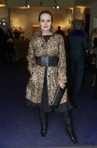 18-03-2006 SHOWBIZZ: SHEILA DE VRIES PRESENTEERDE VANDAAG HAAR VOORJAARSCOLLECTIE. In het veilingshuis van Christies te Amsterdam presenteerde Sheila de Vries haar voorjaarscollectie 2006 geinspireerd op de Doris Day tijd. En heel vrolijke show vol met slyle verrassingen in de kleurige mode van Sheila. Ook deze show werd weer bezocht door tal van bekenden uit de showbizzvijver van Nederland.
foto: Albert den Iseger.