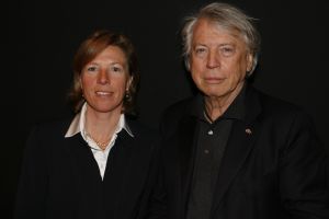 04-03-2006 SHOWBIZZ; MART VISSER KONDIGDE DE LENTE AAN IN HET AMSTERDAMSE HILTON.Onder luide muziek toonden zijn modellen veel zwartwitcombinaties al dan niet afgewisseld met pastels, blauw en rose. Vele bekenden waren weer aanwezig oa. Tooske en Bastiaan Ragas- Cees Dam- Froukje de Both- Leatitia Griffith- Jan en Babette Cremer-Bridget Maasland-Christine Kroonenberg-Tonny Thunnessen en vele anderen. 
foto: Albert den Iseger.
