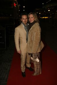 08-03-2006 SHOWBIZZ; PREMIERE VAN DE FILM -  IK OMHELS JE MET DUIZEND ARMEN IN - PATHE ARENA. Prachtige film van Willem van de Sande Baclhuyzen naar het boek van Ronlad Giphart.Bekend Nederland was weer in grote getalen komen opdraven om te gaan genieten van deze werkelijke prachtige film met oa. Carice van Houten - Tijn Docter - Karina Smulders - Catherine ten Bruggencate- Halina Reijn - Johnny de Mol -Tygo Gernandt - Maaike Neuville - Tjebbo Gerritsma - Jaap Spijkers en  Rick Nicolet. 
foto: Albert den Iseger.