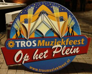 14-03-2006 SHOWBIZZ: TROS MUZIEKSPECTACLE VANUIT DE SNEEUW. Het Oosterrijkse Kirchberg was het decor van alweer een Tros muziekspecial van uit de sneeuw. Met medewerking oa. van Jan Smit-Belle Perez-Thomas Berge_Frans Bauer_Corry Konings en tal van andere Nederlandse sterren was het weer een groots feest. Vanaf woensdag 15 maart op TV. De grootste familie van Nederland deed zijn naam weer eer aan.
foto: Albert den Iseger.