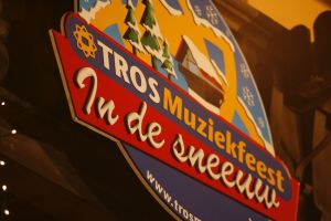 14-03-2006 SHOWBIZZ: TROS MUZIEKSPECTACLE VANUIT DE SNEEUW. Het Oosterrijkse Kirchberg was het decor van alweer een Tros muziekspecial van uit de sneeuw. Met medewerking oa. van Jan Smit-Belle Perez-Thomas Berge_Frans Bauer_Corry Konings en tal van andere Nederlandse sterren was het weer een groots feest. Vanaf woensdag 15 maart op TV. De grootste familie van Nederland deed zijn naam weer eer aan.
foto: Albert den Iseger.