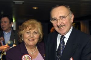 18-02-2002 SHOWBIZZ; VANDAAG WERD ANNIE DE REUVER 85 JAAR DUS FEEST IN ROTTERDAM. Annie de Reuver was vandaag jarig en werd 85 dus was er een feestje op een rondvaartboot in de haven van Rotterdam. Vele college waren aanwezig o.a. Hans Boskamp-Corry van Gorp-Bassie en Adriaan-Herman Emmink-Jacques Herb en nog vele andere Rotterdamse bekenden.
foto: Albert den Iseger