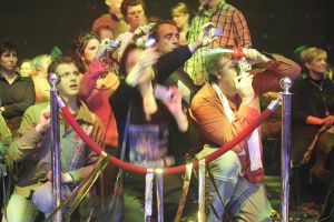 04-02-2006 SHOWBIZZ; DE MOOISTE LACH VAN NEDERLAND VEROVERT HET VLAAMSE LAND. Frans Bauer verovert het Vlaamse Land met de mooiste lach en liedjes van Nederland. Meer dan 60.000 Vlamingen gaan in 4 dagen tijd genieten van onze Frans en al zijn hits in het Sportpaleis van Antwerpen. De eerste avond ging het dak van het inmense Sportpaleis er bijna vanaf, iedereen ging met een lach naar huis gewapend met Frans Bauer parfum, pet, aansteker, cd of dvd, vlag of met een complete dekbedovertrek. De volgende dag sierde Frans alle voorpagina\'s van de belangrijkste Belgische kranten, de hele Frans Bauer story begint weer opnieuw maar dan in het Belgische. 
foto: Albert den Iseger.